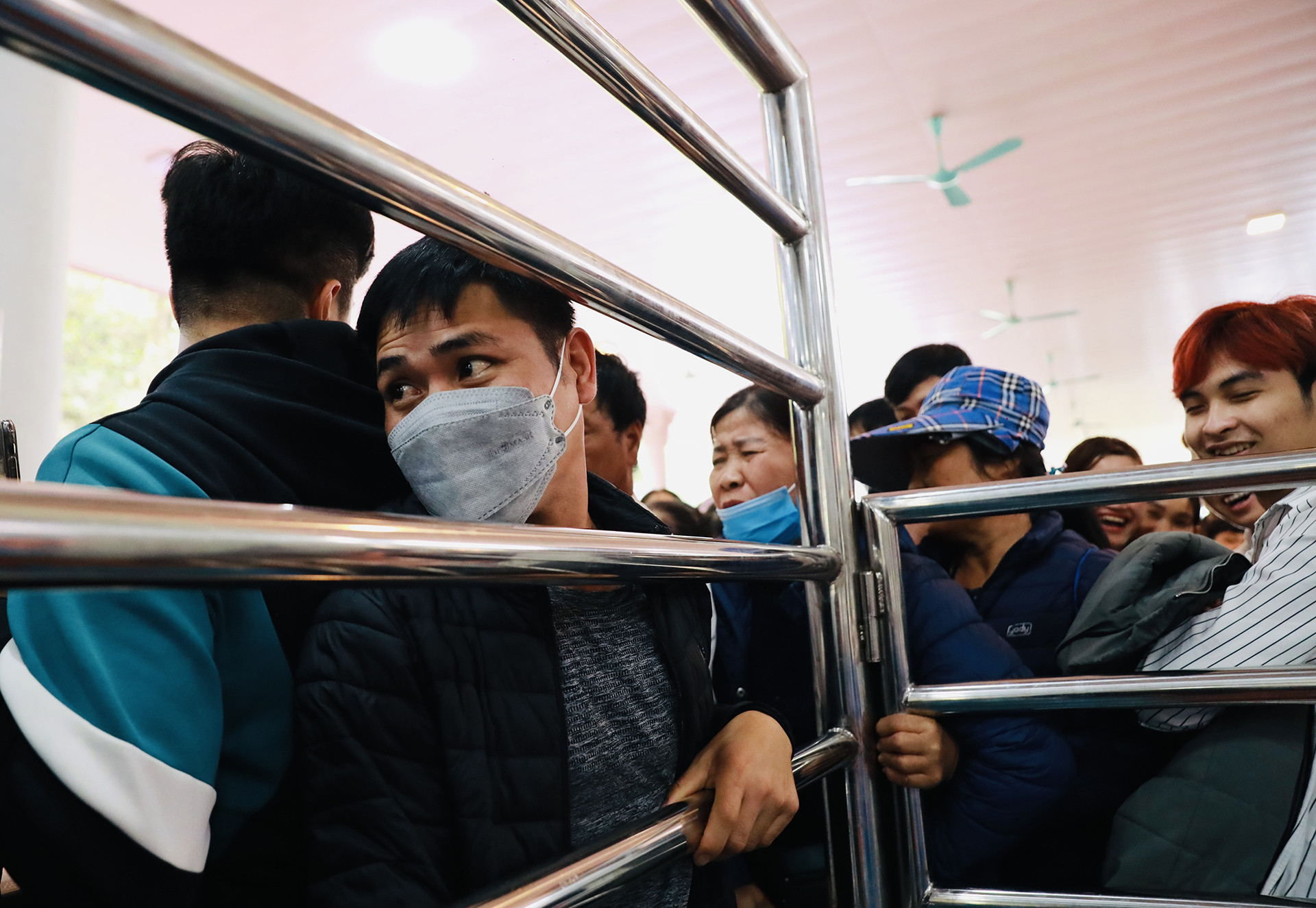 Hàng chục nghìn người cực nhọc chen lấn lên cáp treo chùa Hương-7