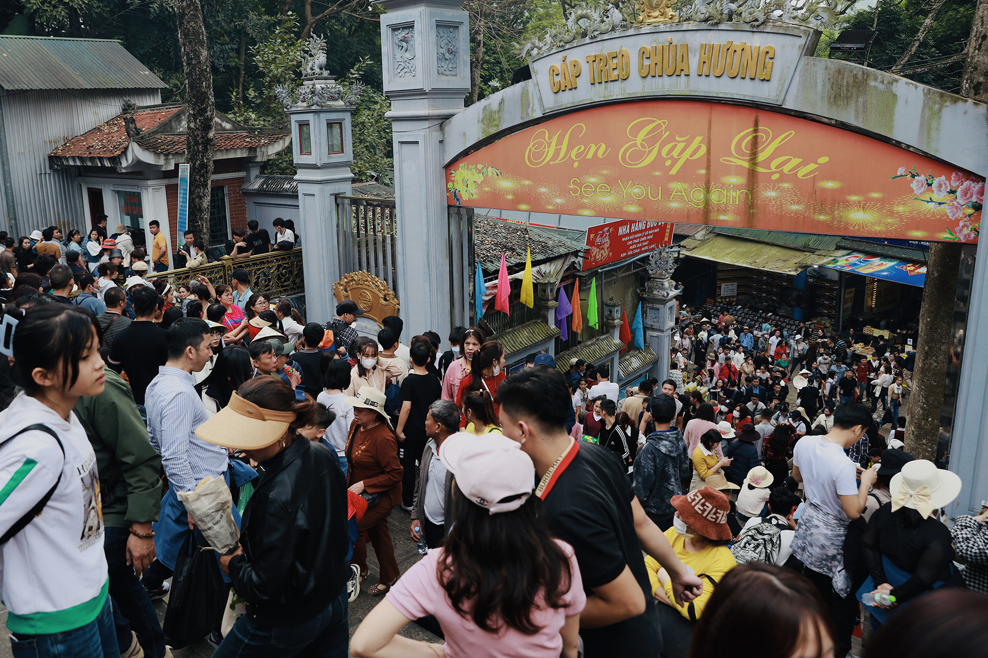 Hàng chục nghìn người cực nhọc chen lấn lên cáp treo chùa Hương-11