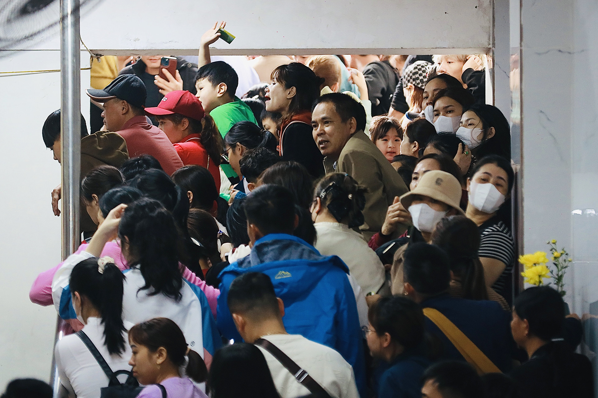 Hàng chục nghìn người cực nhọc chen lấn lên cáp treo chùa Hương-8
