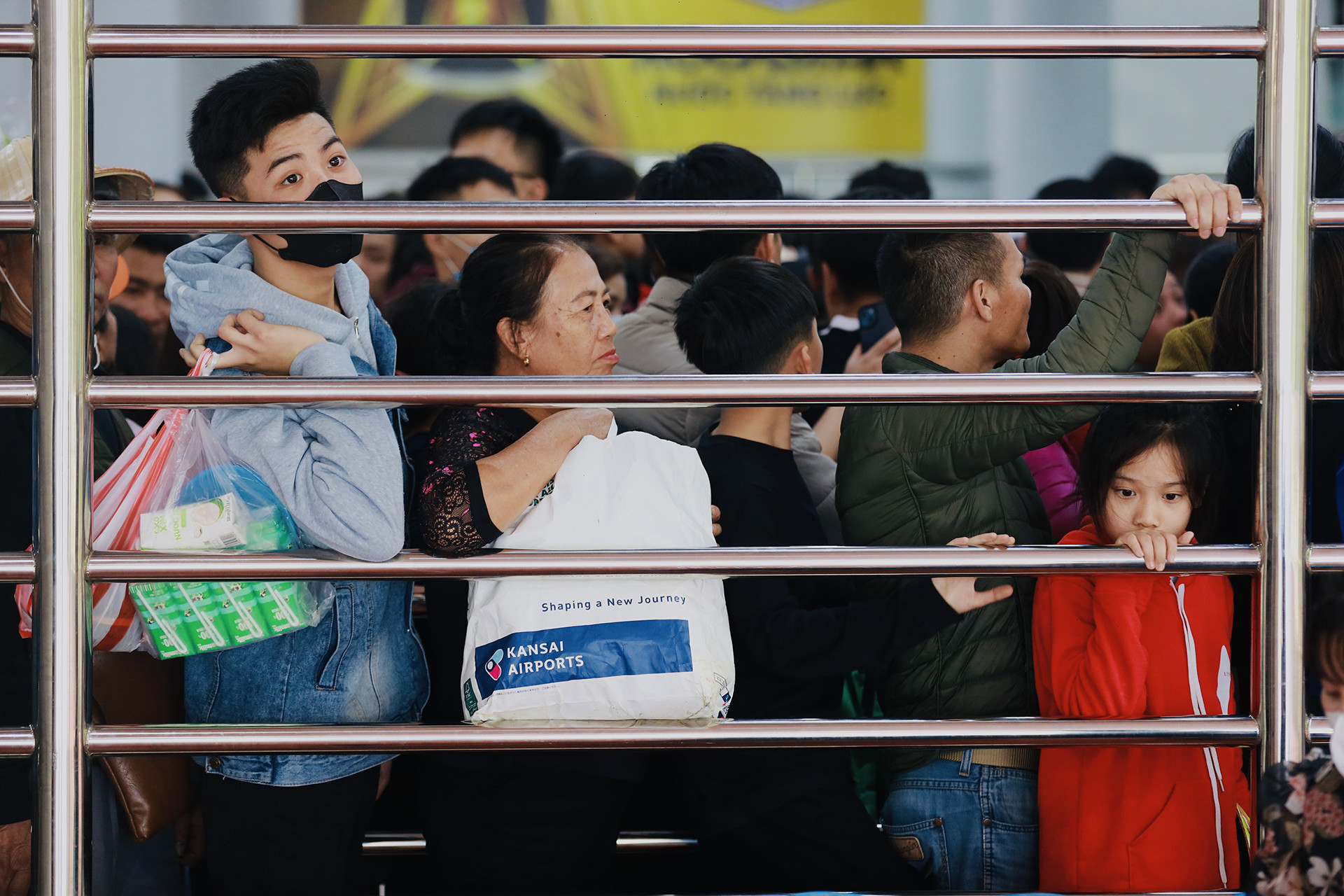 Hàng chục nghìn người cực nhọc chen lấn lên cáp treo chùa Hương-9