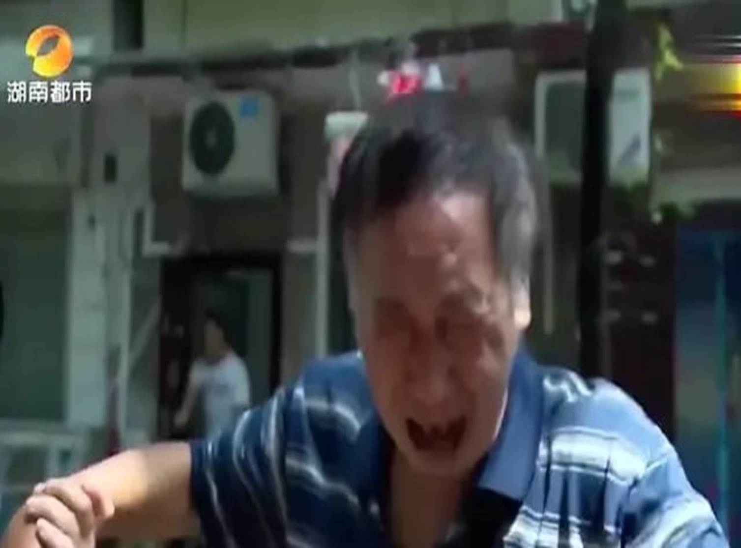 Người đàn ông cho cháu gái 2 căn nhà rồi bị đuổi đi sau khi đột quỵ, phóng viên tìm hiểu vạch trần quá khứ khó lòng tha thứ-1