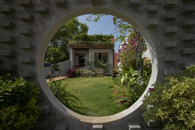 Ngôi nhà ấm áp giống như tổ dế mèn-16