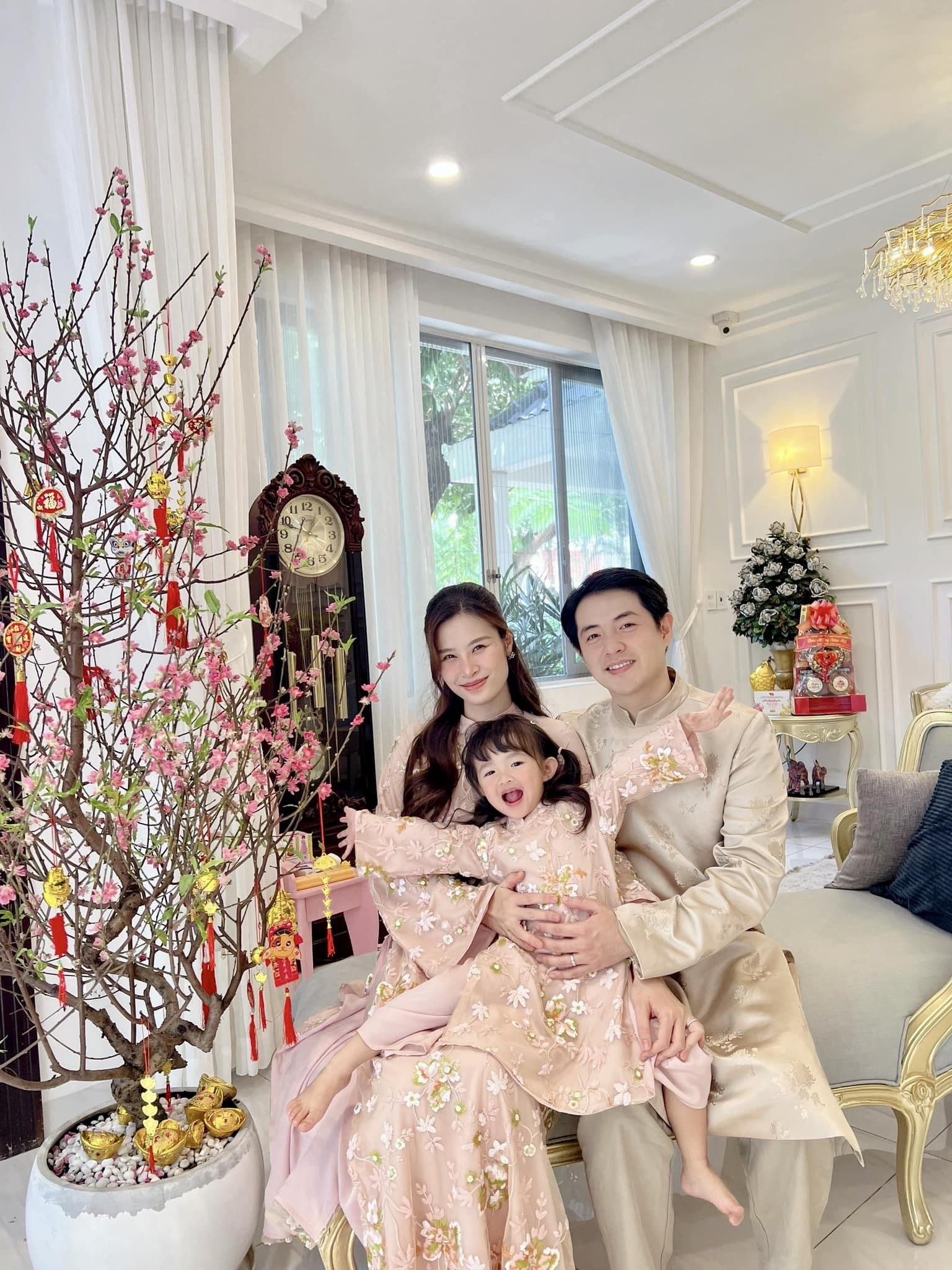 Tin vui đầu năm: Đông Nhi mang thai con thứ 2, bé Winnie phấn khích vì lên chức chị-3