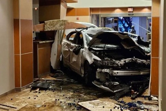 Mỹ: Xe hơi lao vào phòng cấp cứu, tài xế tử vong tại chỗ