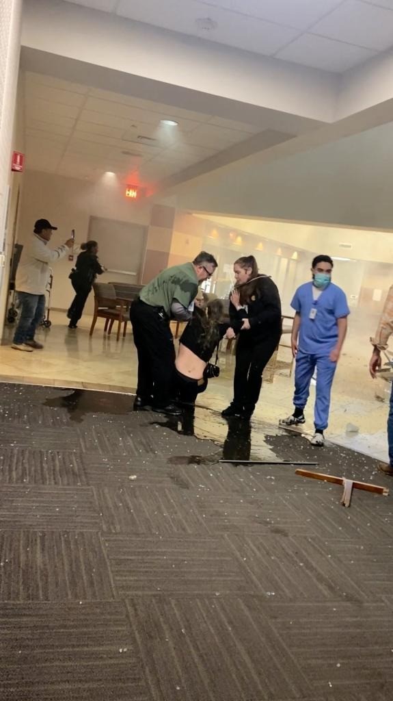 Mỹ: Xe hơi lao vào phòng cấp cứu, tài xế tử vong tại chỗ-4