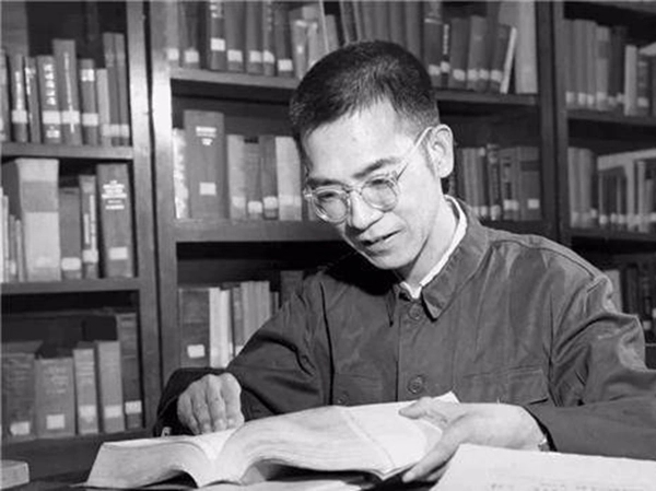 Thiên tài Toán học 47 tuổi lấy vợ, sinh đứa con trai bị hàng xóm chê hư hỏng: Kết quả nhiều năm sau khiến ai nấy kinh ngạc-1