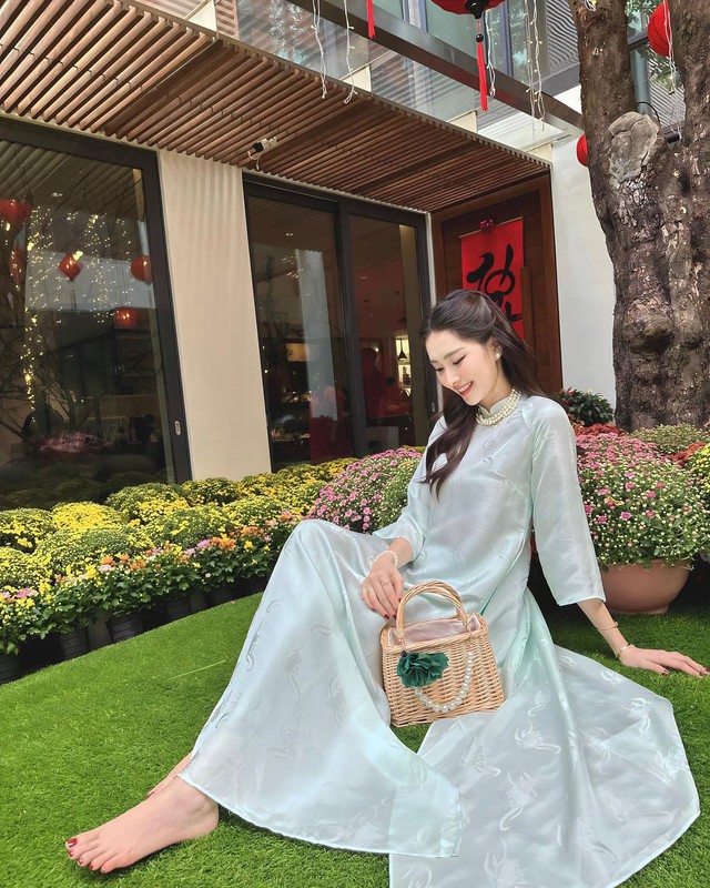 Diện áo dài bỉ ngạn xanh, Hoa hậu Đặng Thu Thảo khoe khéo biệt thự bạc tỷ ngập trong sắc hoa-5