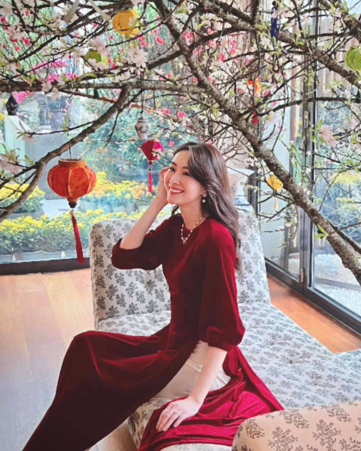 Diện áo dài bỉ ngạn xanh, Hoa hậu Đặng Thu Thảo khoe khéo biệt thự bạc tỷ ngập trong sắc hoa-7