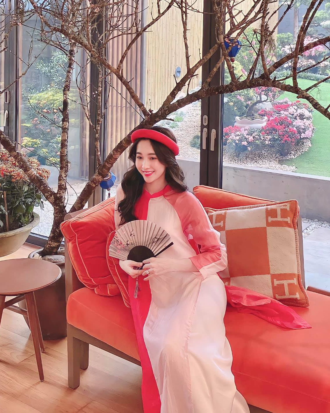 Diện áo dài bỉ ngạn xanh, Hoa hậu Đặng Thu Thảo khoe khéo biệt thự bạc tỷ ngập trong sắc hoa-8