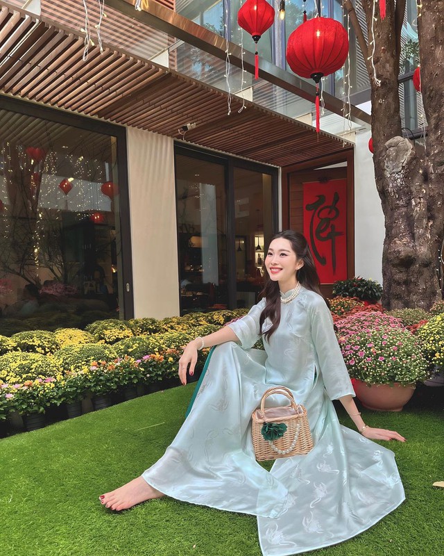 Diện áo dài bỉ ngạn xanh, Hoa hậu Đặng Thu Thảo khoe khéo biệt thự bạc tỷ ngập trong sắc hoa-4