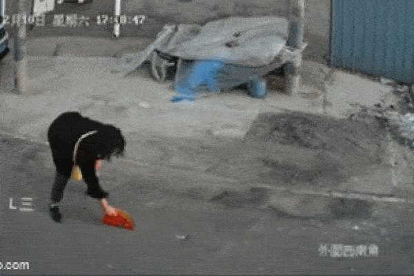 Nhặt pháo hoa nhà hàng xóm đốt, bé gái bị nổ dập nát tay-2