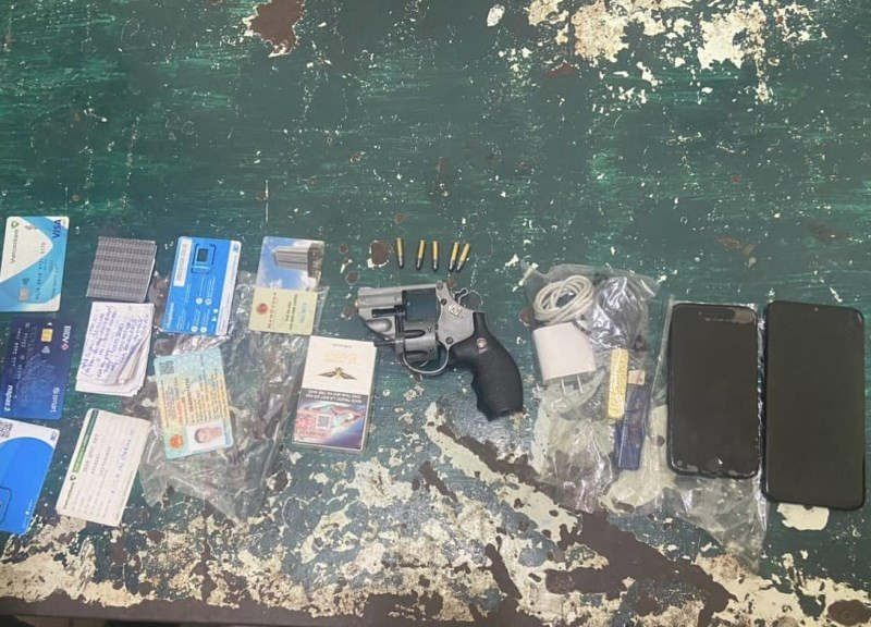 Bị dừng xe kiểm tra nồng độ cồn, đối tượng rút súng đe dọa cảnh sát-2