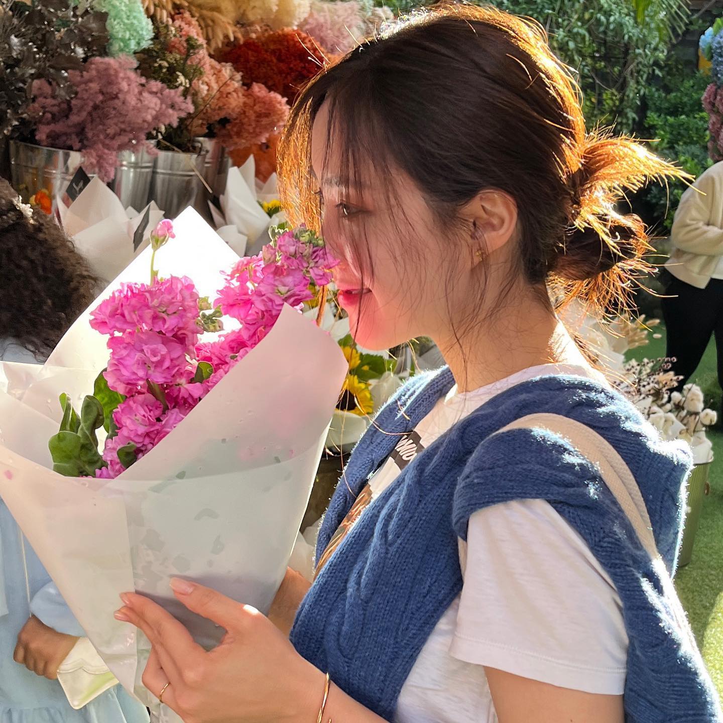 Tham khảo 5 cách buộc tóc xinh tươi của sao Hàn cho mùa xuân-4