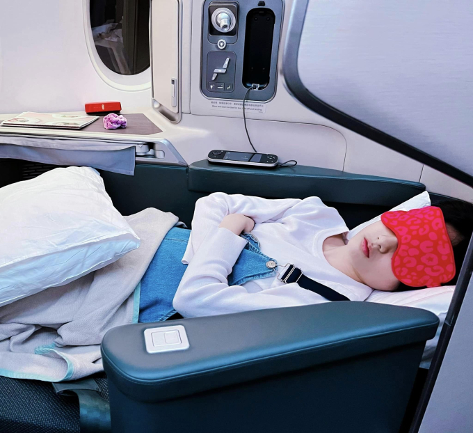 Ái nữ nhà Công Vinh - Thuỷ Tiên gây sốt dù chỉ lộ nửa gương mặt, chiều cao cực phẩm, môi trái tim giống Jisoo chắc chắn xinh-1