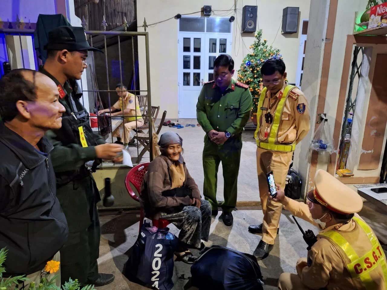 Cụ bà 92 tuổi được công an hỗ trợ đoàn tụ với gia đình sau 15 năm thất lạc-1