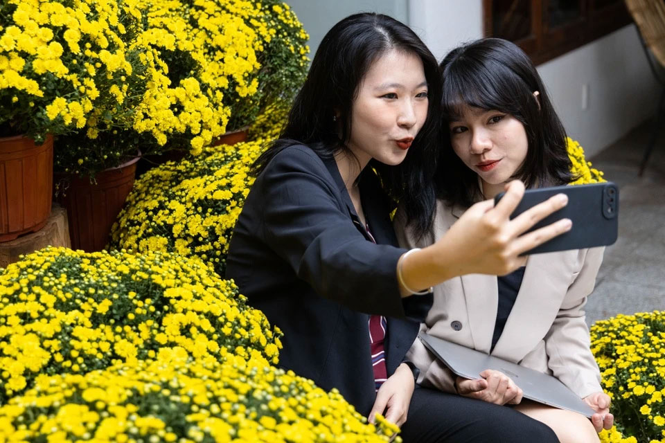 Sếp bất lực khi nhân viên lập sòng, cắn hạt dưa ngày đầu đi làm-1