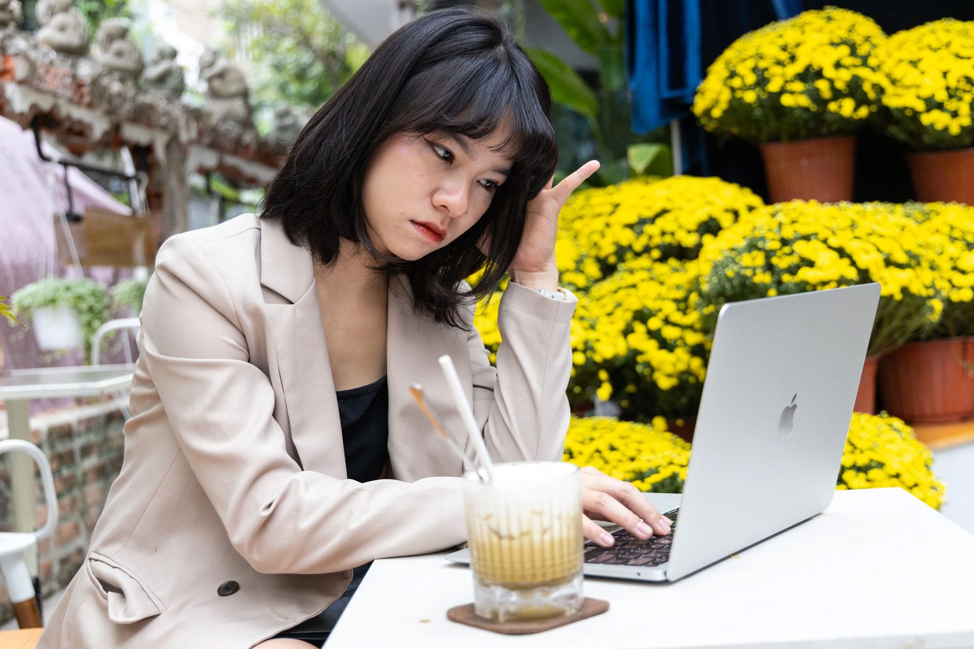 Sếp bất lực khi nhân viên lập sòng, cắn hạt dưa ngày đầu đi làm-2