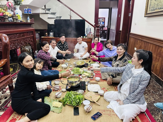 Chu Thanh Huyền cùng gia đình Quang Hải ăn uống để lộ vòng 2 bất thường, nàng WAG mang bầu hay bị chiếc váy dìm dáng?-1