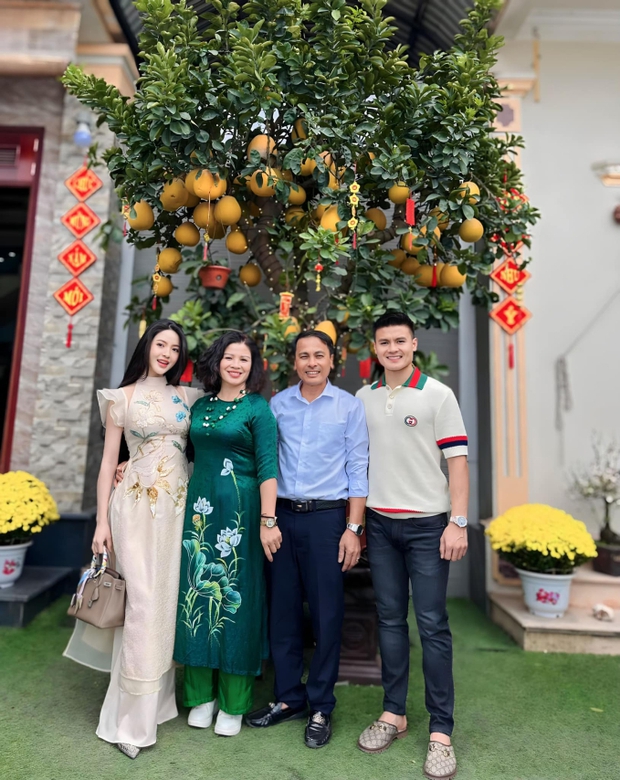 Chu Thanh Huyền cùng gia đình Quang Hải ăn uống để lộ vòng 2 bất thường, nàng WAG mang bầu hay bị chiếc váy dìm dáng?-3