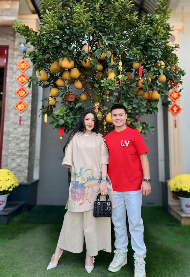 Chu Thanh Huyền cùng gia đình Quang Hải ăn uống để lộ vòng 2 bất thường, nàng WAG mang bầu hay bị chiếc váy dìm dáng?-4