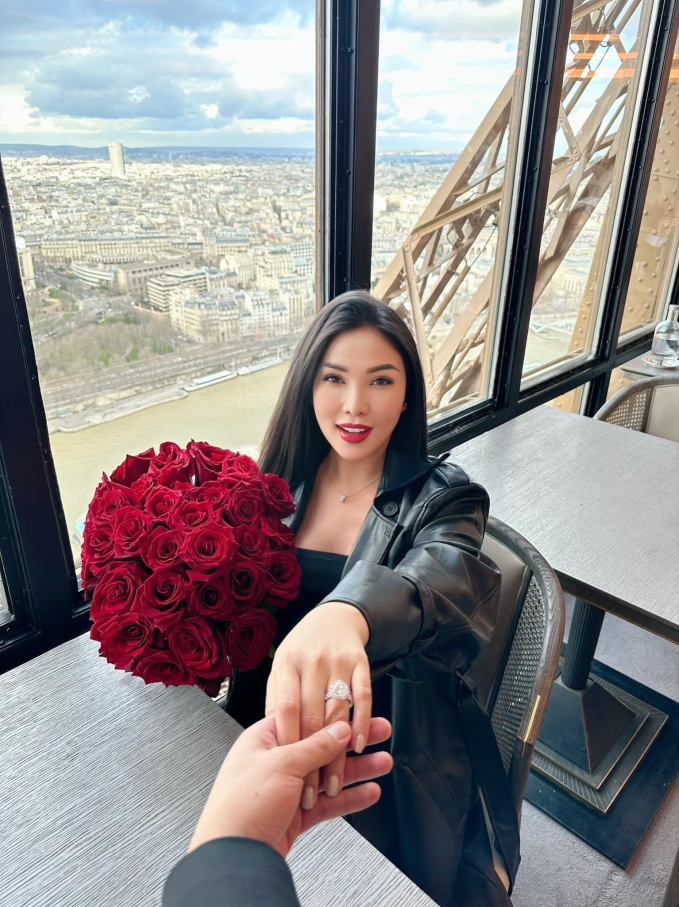 Quỳnh Thư khoe nhẫn kim cương khủng, được bạn trai cầu hôn trên tháp Eiffel sau 1 năm yêu-2