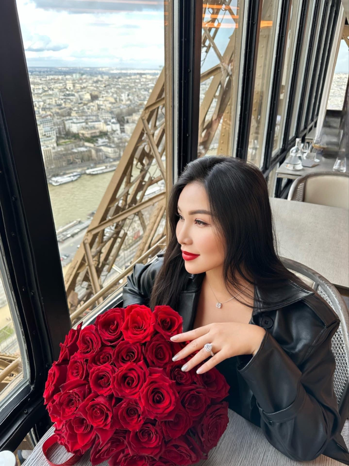 Quỳnh Thư khoe nhẫn kim cương khủng, được bạn trai cầu hôn trên tháp Eiffel sau 1 năm yêu-3