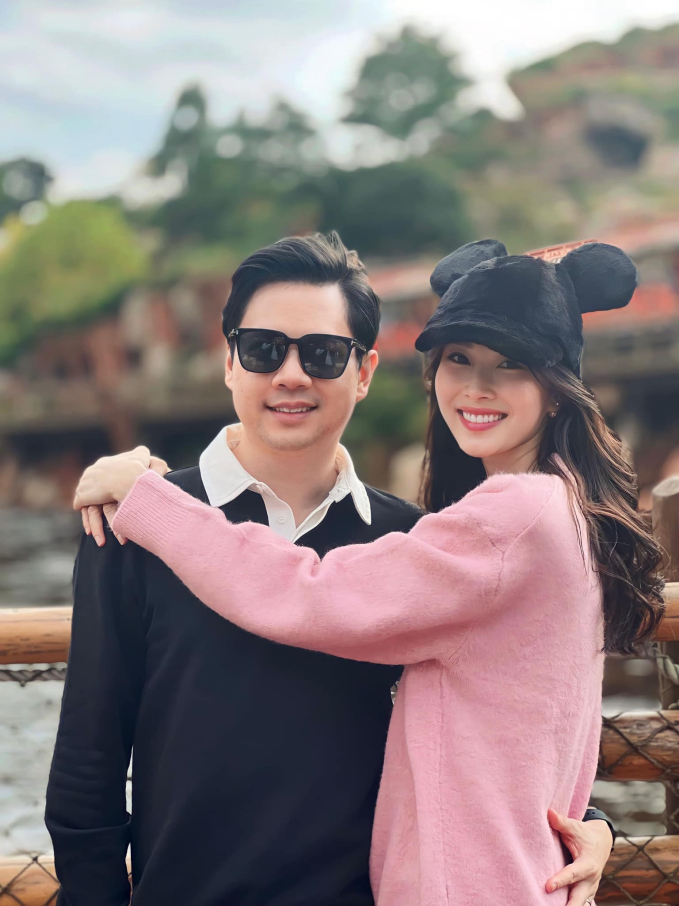 Hoa hậu Đặng Thu Thảo khoe ảnh tình tứ cùng ông xã nhưng netizen lại xuýt xoa vòng eo của mẹ 2 con-2