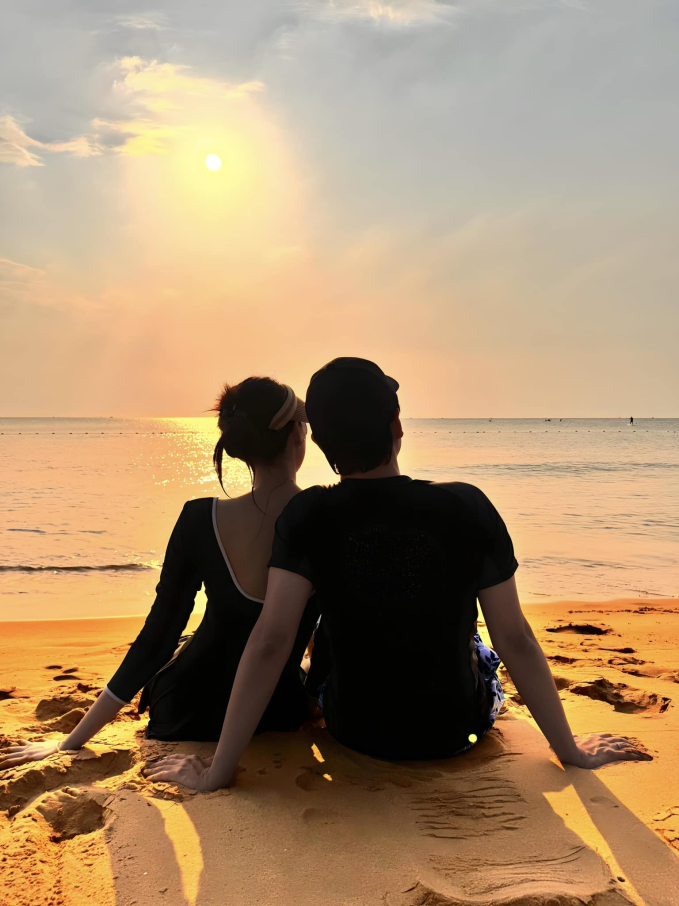 Hoa hậu Đặng Thu Thảo khoe ảnh tình tứ cùng ông xã nhưng netizen lại xuýt xoa vòng eo của mẹ 2 con-1