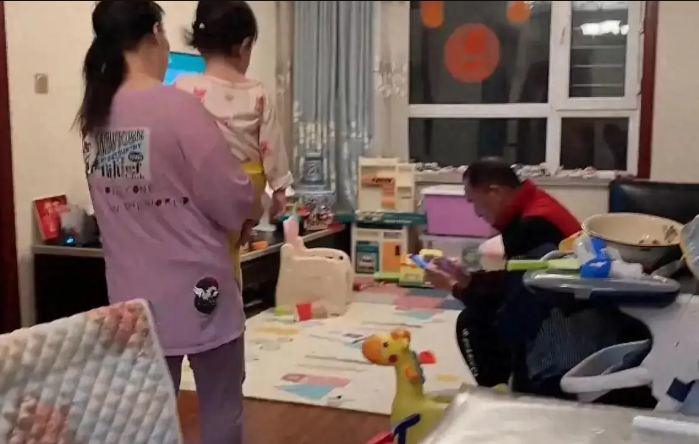 Cãi nhau với chồng, người vợ ôm con bỏ nhà đi nhưng cư dân mạng lại khen: Rất tỉnh táo!-1