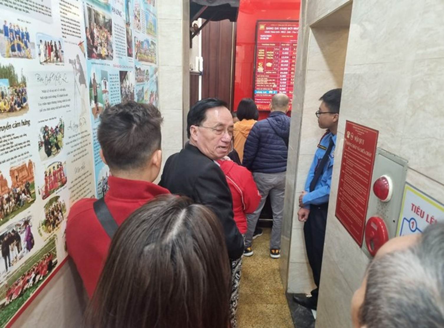 Người Hà Nội nườm nượp xếp hàng mua vàng, nhiều nơi quá tải-2