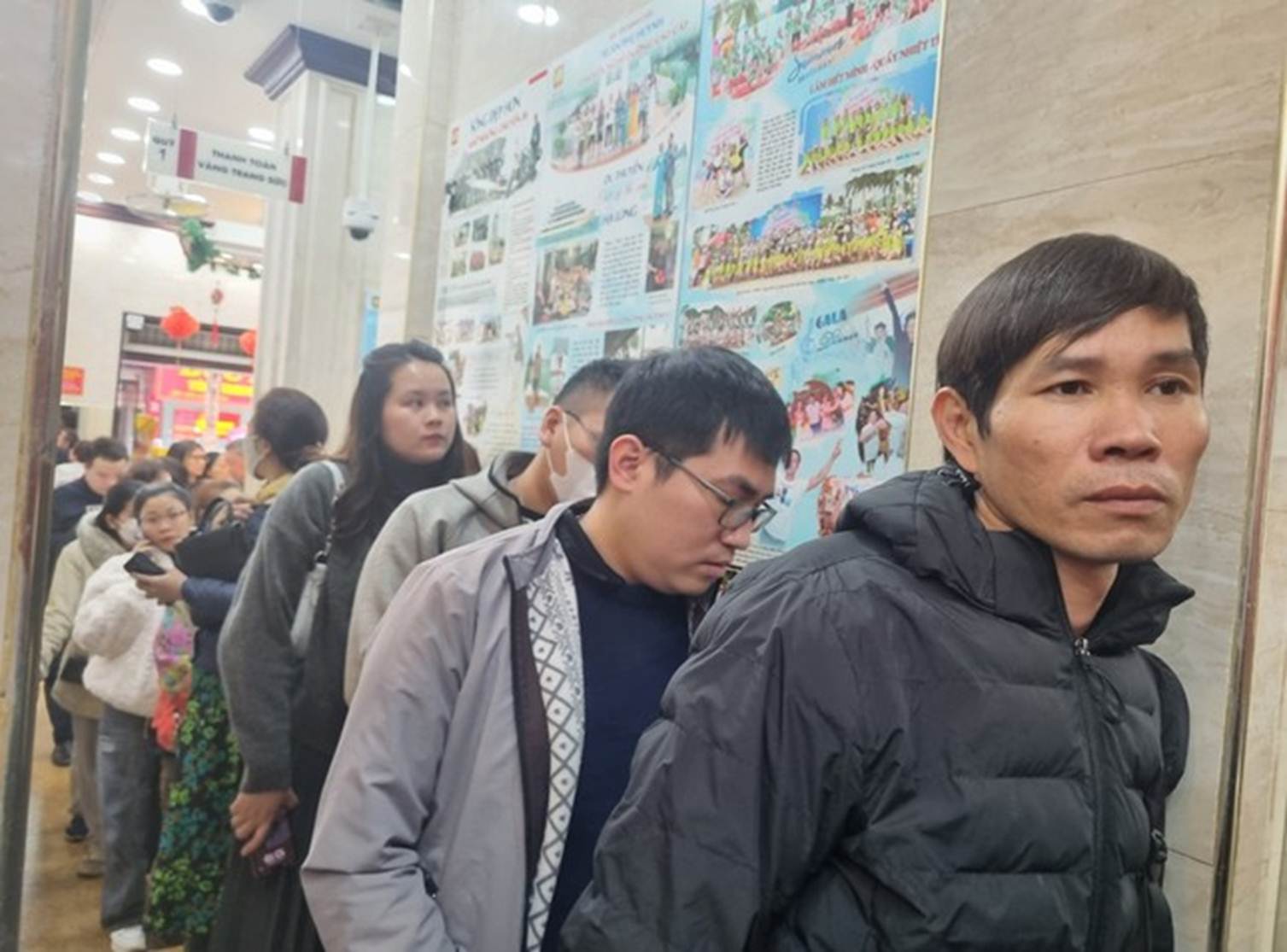 Người Hà Nội nườm nượp xếp hàng mua vàng, nhiều nơi quá tải-4