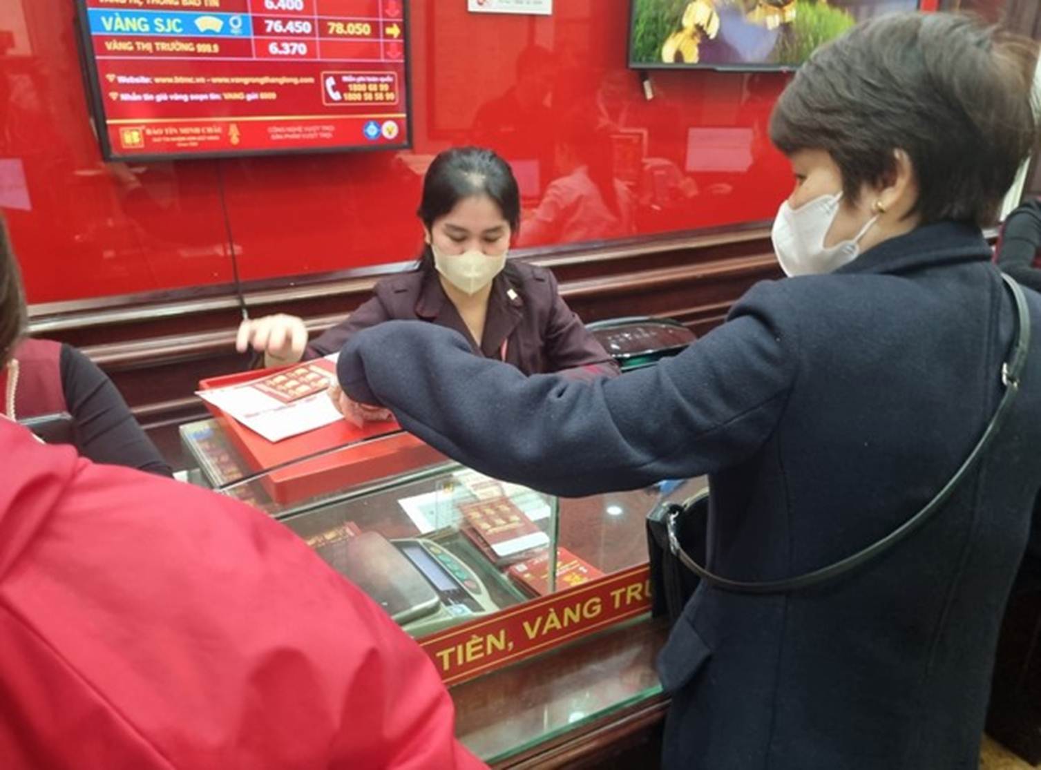 Người Hà Nội nườm nượp xếp hàng mua vàng, nhiều nơi quá tải-5