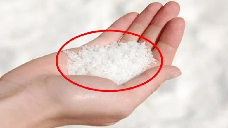 Người thông minh sẽ đặt một bát muối trong nhà vệ sinh: Công dụng tuyệt vời ai cũng muốn học theo-1