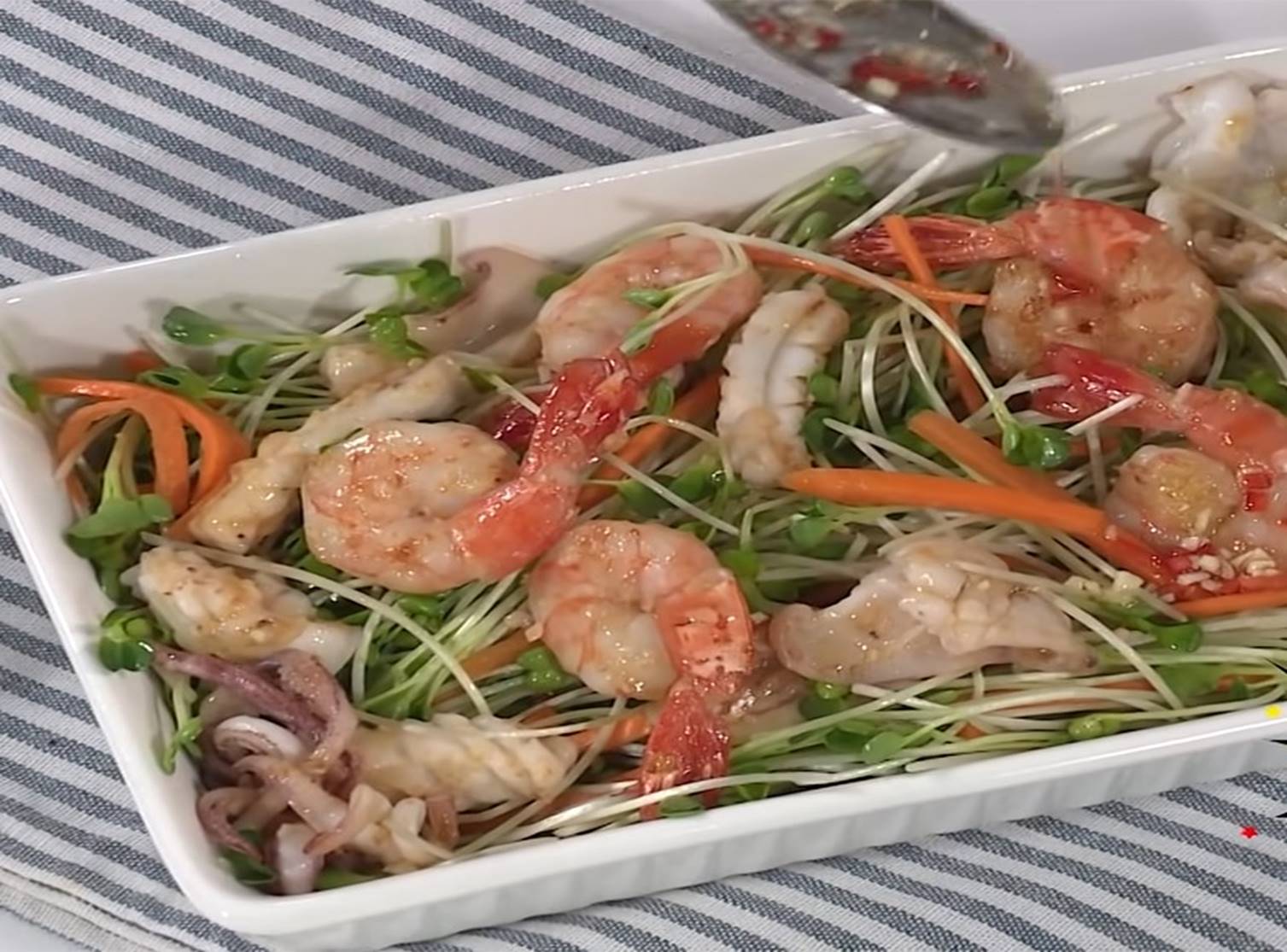 Cách làm gỏi rau mầm tôm mực ngon chuẩn nhà hàng 5 sao-8