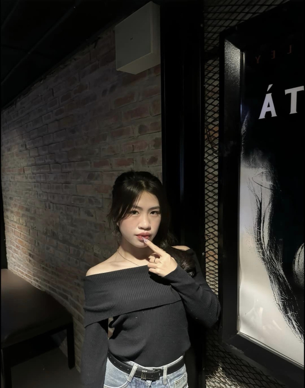 Cơn lốc đường biên Thanh Nhã gây sốt, vừa mặc váy hai dây gợi cảm giờ lại khoe vai trần quyến rũ-1