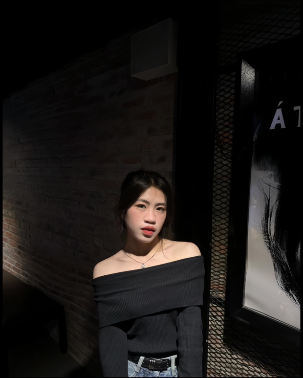 Cơn lốc đường biên Thanh Nhã gây sốt, vừa mặc váy hai dây gợi cảm giờ lại khoe vai trần quyến rũ-2