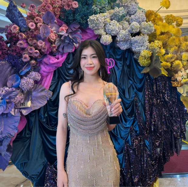 Cơn lốc đường biên Thanh Nhã gây sốt, vừa mặc váy hai dây gợi cảm giờ lại khoe vai trần quyến rũ-3