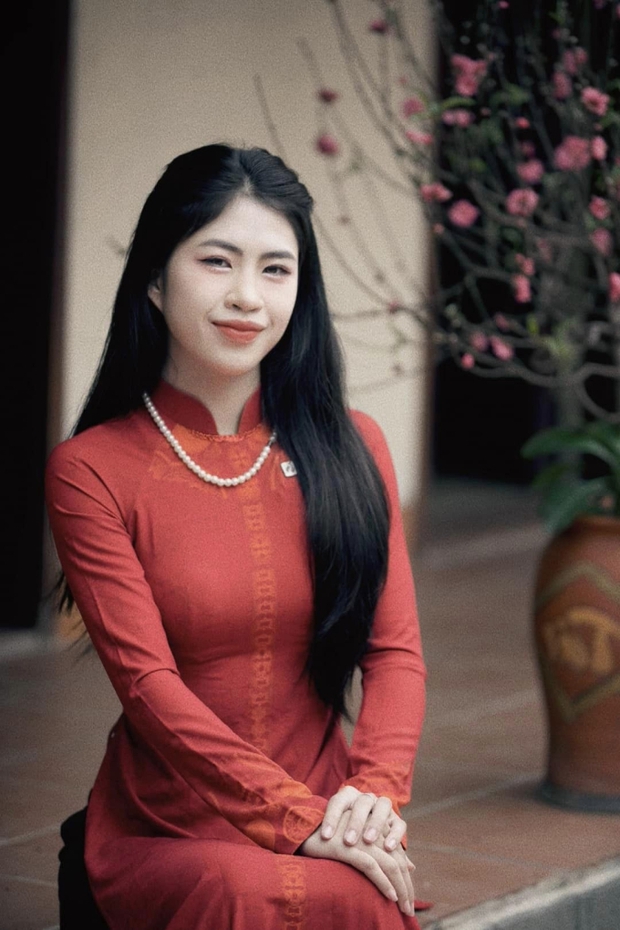 Cơn lốc đường biên Thanh Nhã gây sốt, vừa mặc váy hai dây gợi cảm giờ lại khoe vai trần quyến rũ-4