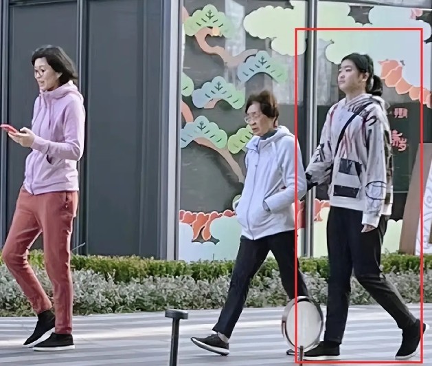 Bố cao 2m29, mẹ cao 1m91, chiều cao con gái 14 tuổi làm cả triệu người trầm trồ-3