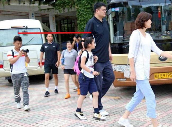 Bố cao 2m29, mẹ cao 1m91, chiều cao con gái 14 tuổi làm cả triệu người trầm trồ-4