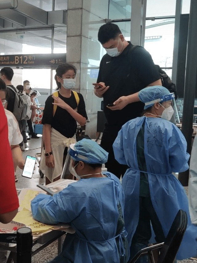 Bố cao 2m29, mẹ cao 1m91, chiều cao con gái 14 tuổi làm cả triệu người trầm trồ-5