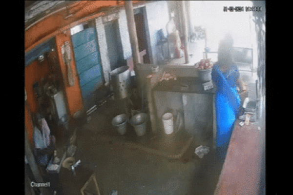 Clip: Ô tô lao vào quán ăn ven đường, tông bay người phụ nữ