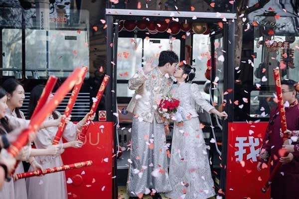 Đám cưới trên xe buýt - Trào lưu lạ của các cặp đôi Trung Quốc-1