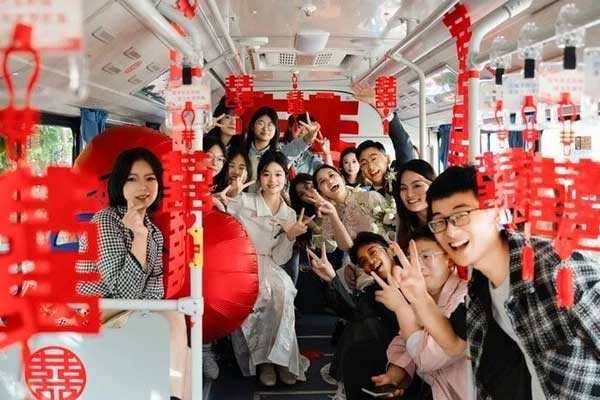 Đám cưới trên xe buýt - Trào lưu lạ của các cặp đôi Trung Quốc-2