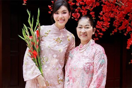 Siêu mẫu Minh Tú cùng mẹ xin chữ đầu năm, úp mở chuyện lập gia đình