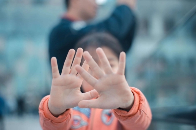 Ăn xong buffet túi áo bỗng căng phồng, cô bé 7 tuổi bị nhân viên nghi trộm đồ về: Sau khi kiểm tra, cả nhà hàng phải khóc-2