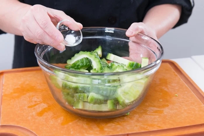 Mướp đắng muốn giòn ngon, giảm vị đắng đừng quên cho thêm vài giọt này-3