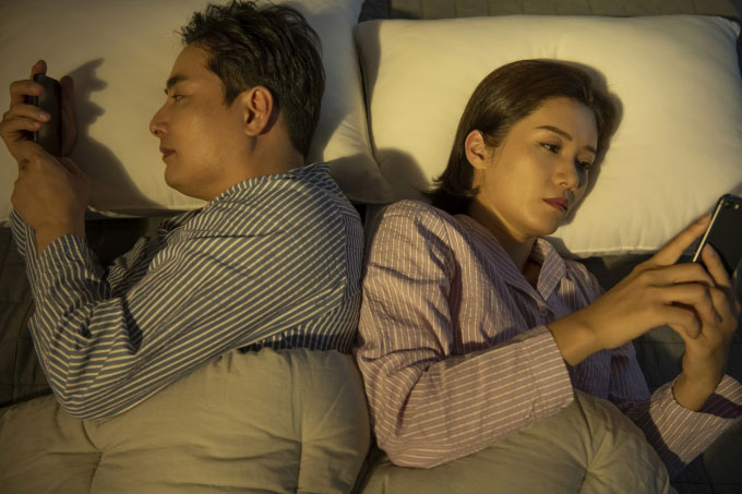 Luôn tự hào chồng chiều vợ, tôi sững sờ khi vô tình đọc được những tin nhắn của anh với người đồng nghiệp-1
