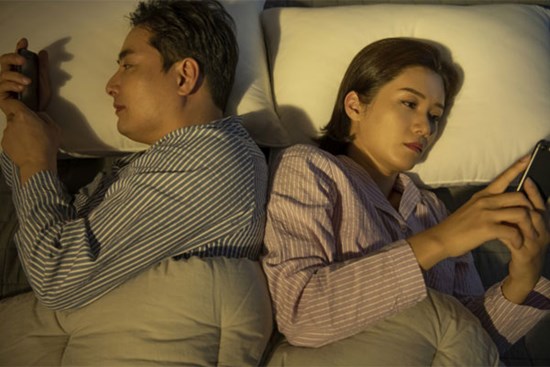 Luôn tự hào chồng chiều vợ, tôi sững sờ khi vô tình đọc được những tin nhắn của anh với người đồng nghiệp