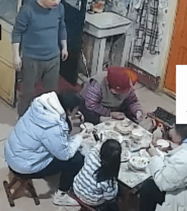 Cậu bé bị bố quát mắng vì ngồi vào chỗ thuộc về ông nội trong bữa cơm, dân mạng tranh cãi nảy lửa: Dạy con bằng tư tưởng lạc hậu?-1